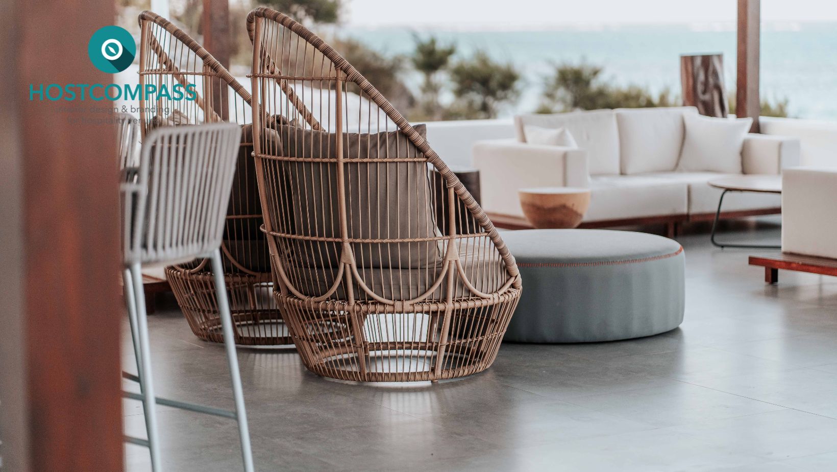 HOSTCOMPASS Διαρρύθμιση υπαίθριου καθιστικού ξενοδοχείου